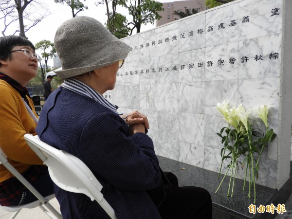 88歲的許芳子（右），坐在父親許秋粽的紀念碑前追思。（記者葛祐豪攝）