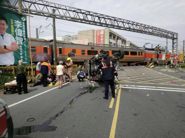 台南新市自強號列車撞自小客車，自小客車嚴重變形，駕駛送醫。（記者劉婉君翻攝）