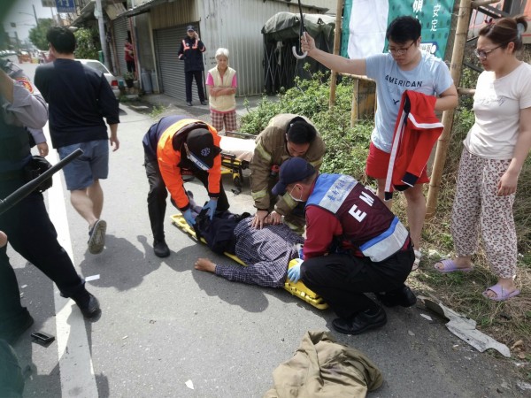 台南新市自強號列車撞自小客車，自小客車嚴重變形，駕駛送醫。（記者劉婉君翻攝）