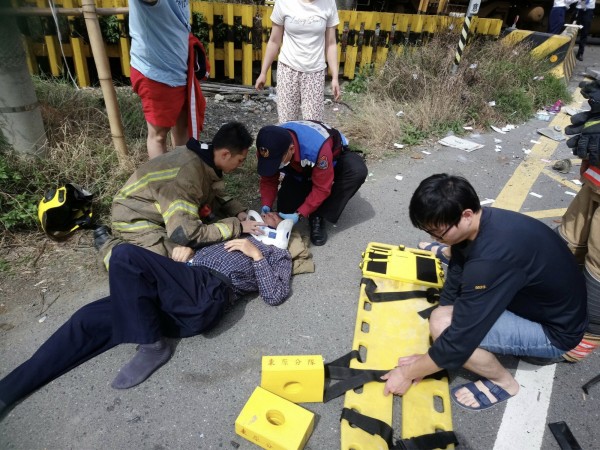 台南新市自強號列車撞自小客車，自小客車嚴重變形，駕駛送醫。（記者劉婉君翻攝）