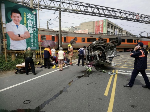 台南新市自強號列車撞自小客車，自小客車嚴重變形，駕駛送醫。（記者劉婉君翻攝）