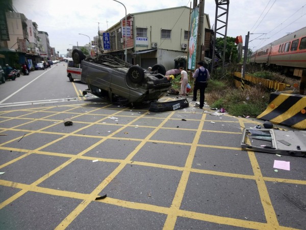 台南新市自強號列車撞自小客車，自小客車嚴重變形，駕駛送醫。（記者劉婉君翻攝）