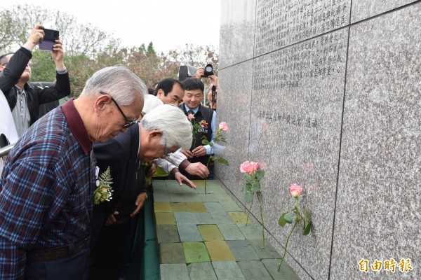 雲林228和平紀念會縣長李進勇與受難者家屬代表及與會者一起在228紀念碑前獻花悼念。（記者黃淑莉攝）