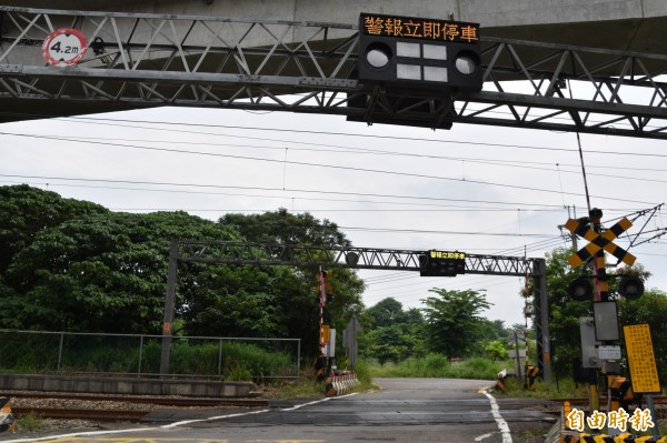 駕駛通過平交道前，警方建議應遵守「停、看、聽」。（記者蘇福男攝）