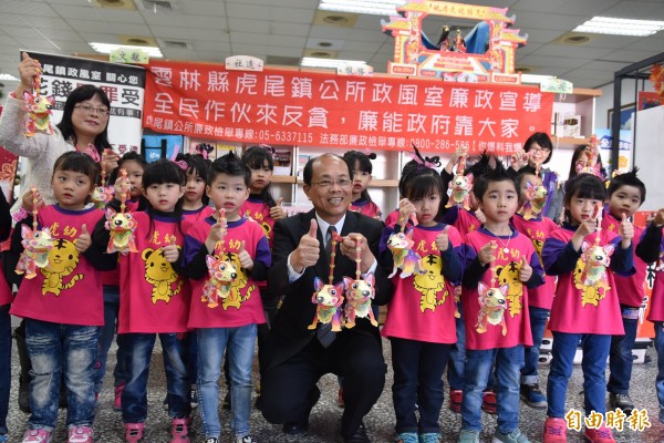 虎尾鎮公所發送「招財狗」小提燈共有三款，造型可愛討喜。（記者黃淑莉攝）