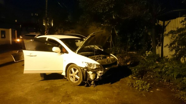 桃園市汽車竊盜衝撞警車後逃逸，目前警方掌握可疑嫌犯，全力追緝中。（記者魏瑾筠翻攝）