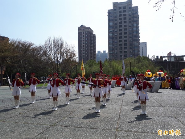 新竹縣忠信學校每年元宵節都會舉辦嘉年華走街活動，今年已邁入第17年，元宵節當天會從東門國小出發，約走街2.7公里，還會發送小燈籠及有緣10元吉利包。（記者洪美秀攝）