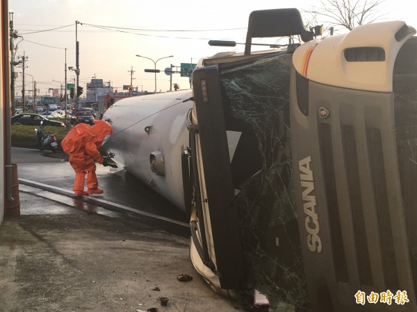 苗栗一輛滿載有毒氣體的化學槽車翻覆，消防隊噴水降溫，所幸氣體未外洩。（記者鄭名翔攝）