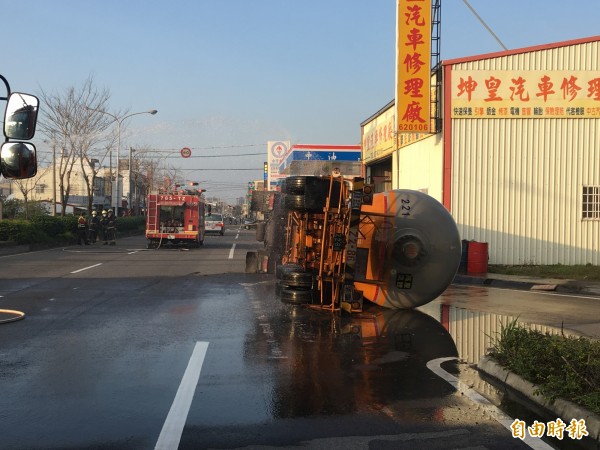 苗栗一輛滿載有毒氣體的化學槽車翻覆，消防隊噴水降溫，所幸氣體未外洩。（記者鄭名翔攝）