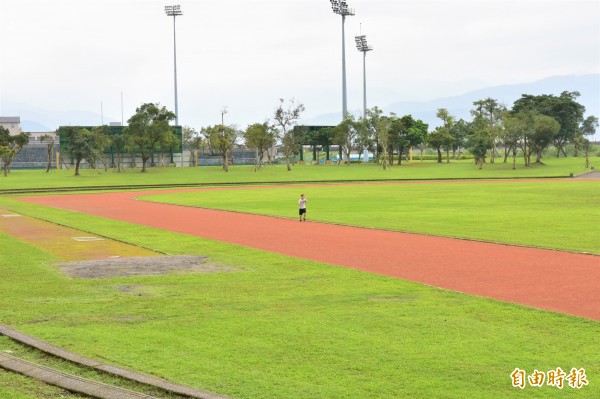 羅東運動公園田徑場為紅土跑道，地方民眾希望改建為PE材質，減少遇雨積水，遇風飛揚的狀況。（記者張議晨攝）