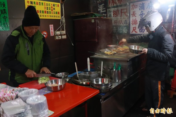 宜蘭市中山路3段與舊城北路路口，有一家沒有店名的路邊關東煮，卻是當地人的「深夜食堂」。（記者林敬倫攝）