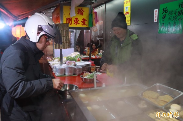 宜蘭市中山路3段與舊城北路路口，有一家沒有店名的路邊關東煮，卻是當地人的「深夜食堂」。（記者林敬倫攝）