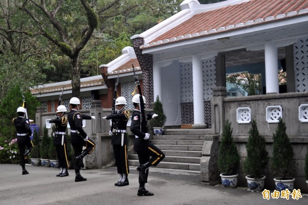 慈湖陵寢的憲兵儀隊交接是兩蔣文化園區重要觀光亮點。（記者李容萍攝）