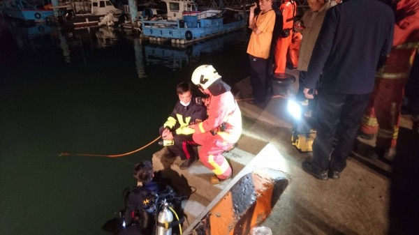 防隊接獲民眾報案，指有車輛落入海中，派員著潛水重裝備進行搜救。（消防局提供）