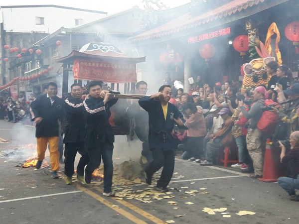 今年五結利澤走尪活動，以扛轎過火的傳統走尪為主軸。（五結鄉公所提供）