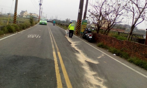 大客車加完油後油箱蓋未鎖緊，沿途漏油，害兩機車騎士摔傷。（記者蔡政珉翻攝）