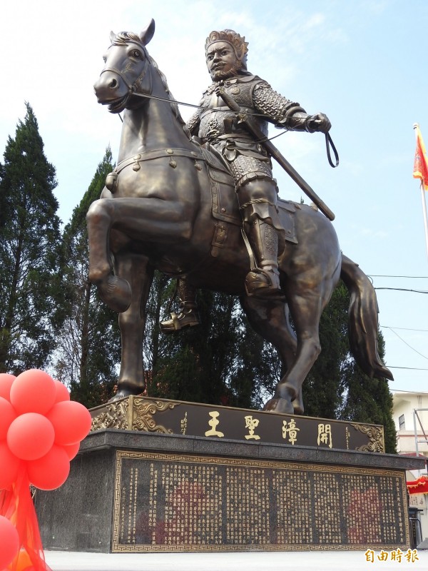 開漳聖王陳元光將軍的騎馬英姿，連同基座高達10公尺，更加雄偉。（記者佟振國攝）