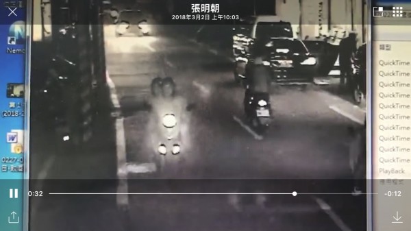 陳姓男子（黑車右後方）因債務糾紛，被表弟夥同2嫌強押至家中，要陳男兒子籌錢才肯放人。（記者吳仁捷翻攝）