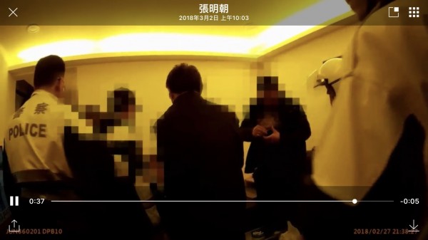 警方到陳姓男子家中，逮獲押人的林姓嫌犯。（記者吳仁捷翻攝）