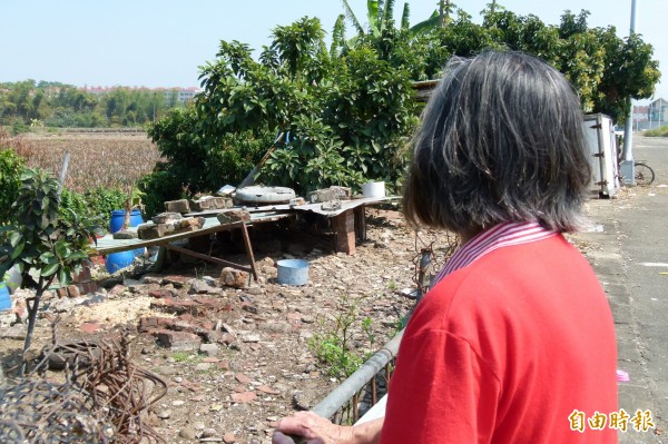 王姓婦人簡陋的雞舍，多次遭野狗入侵襲殺雞隻。（記者蔡宗勳攝）