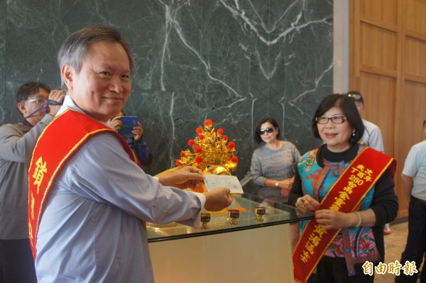 鎖港北極殿金靈龜王,去年得主張翔閎加心願96萬元支票歸還。(記者劉禹慶攝)