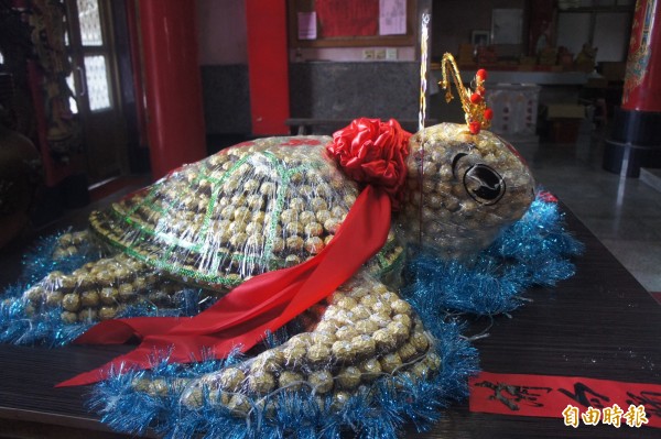 湖西龍門安良廟金莎巧克力龜,用2100顆金莎巧克力製作。(記者劉禹慶攝)