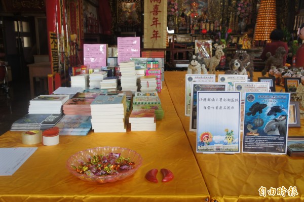 湖西天后宮走氣質路線,開放民眾擲筊乞書香。(記者劉禹慶攝)