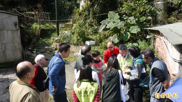 學校工程沙土溢流導致住家門前遍地泥濘，相關單位現勘改善。（記者林欣漢攝）