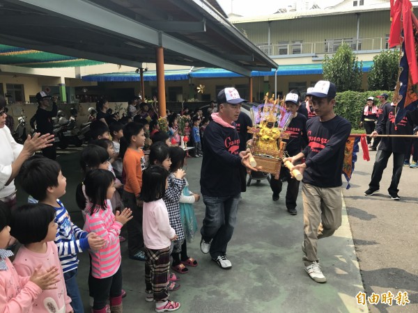 陣頭為幼兒祈福，小朋友拍手歡迎。（記者洪臣宏攝）