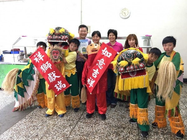 今天是元宵節，新竹縣芎林國小舉辦「金獅護童鬧元宵」活動，由校長孟繁明與家長會長鄭昱芸等帶領客家方口獅隊學生，前往學區9家愛心商店，感謝店家對小朋友的照護，並祝福店家財源廣進。（芎林國小提供）