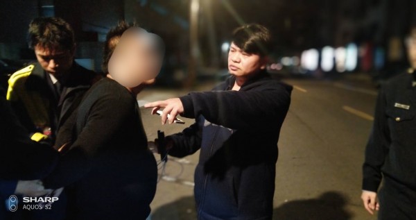 基隆市警三分局百福派出所副所長路鴻裕（右2）率員壓制林、余街頭鬥毆。（記者林嘉東翻攝）