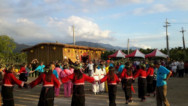 加匏朗馬卡道夜祭氣氛熱烈。（圖由屏東縣文化處提供）