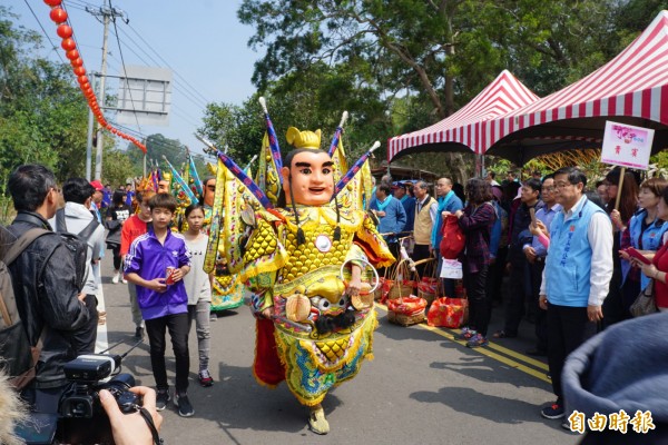 寶山鄉打中午活動從新城村新豐宮祭祀後，循百年傳統路線遶境，除了客家信仰三山國王，也有媽祖、保生大帝、三太子、土地公加入遶境行列。（記者廖雪茹攝）