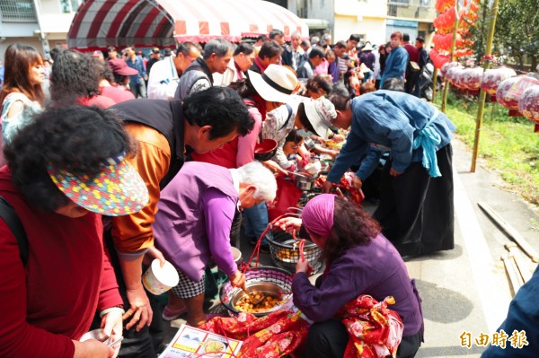 寶山鄉「打中午」文化祭除了各家戶端出拿手菜，今年也加入健康挑擔，遶境、隨香人員和遊客盡情享用客家美食。（記者廖雪茹攝）