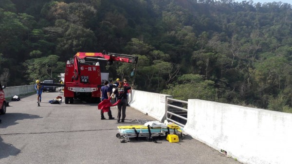 消防人員出動破壞器材車，以吊掛方式深入橋下救人。（記者張勳騰翻攝）