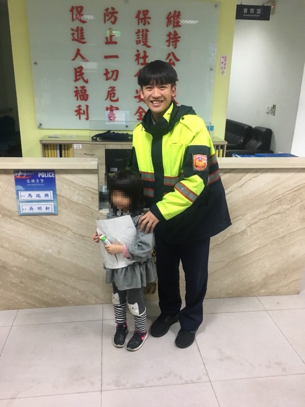 警方幫助駱姓女童（左）平安返家。（警方提供）