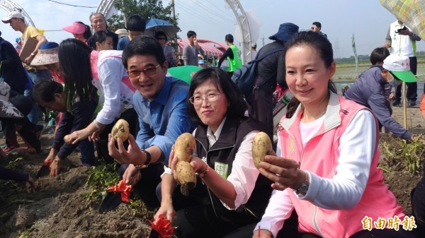 立委劉建國（右三）體驗挖馬鈴薯比小朋友還興奮。（記者廖淑玲攝）