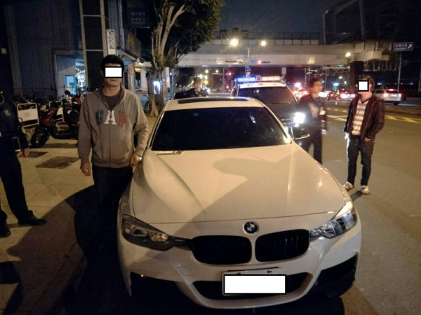 警方攔查駕駛BMW高級轎車違停的陳男。（記者許國楨翻攝）