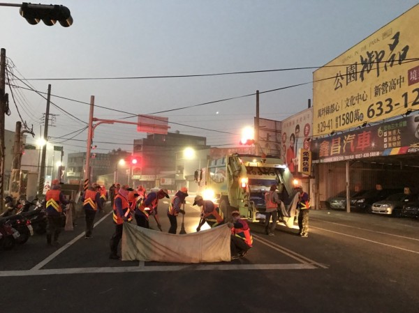 清潔隊與當地里民合作，迅速還原市容。（環保局提供）