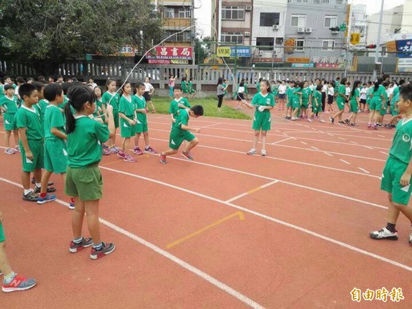 台中市校園跑道不乏年久失修，市府3年投入1.5億，整建30所國中小學。（記者黃鐘山攝）