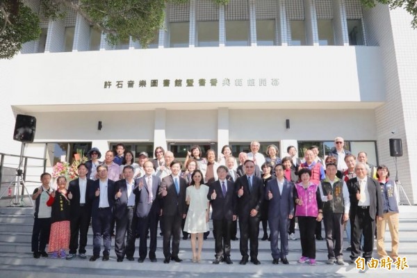 台南育樂堂變身「許石音樂圖書館」，今天開幕，藝文各界共襄盛舉（記者洪瑞琴翻攝）