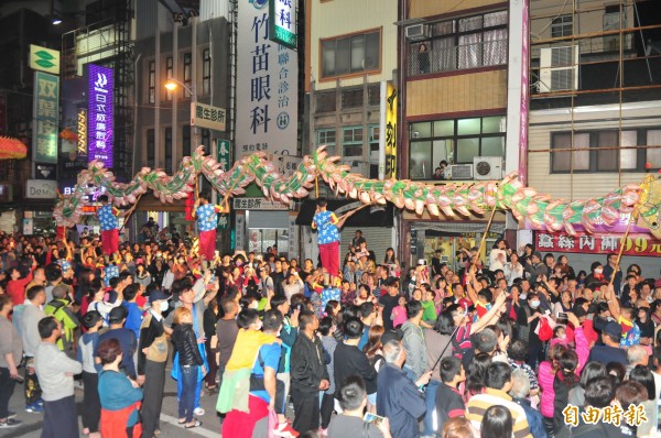 苗栗市踩街活動，苗栗市中正路擠滿觀眾。（記者張勳騰攝）