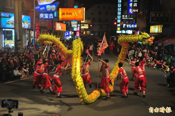 競技龍演出，帶動現場熱鬧氣氛。（記者張勳騰攝）