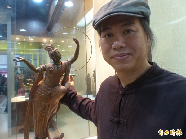 吳凡與他的作品「奔月觀音」。(記者吳正庭攝)