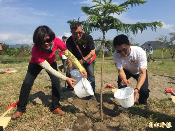 台東林管處長劉瓊蓮（左）、縣長黃健庭（右）和民衆一起種樹。（記者張存薇攝）