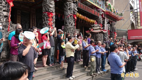 參選人陣營發送的扇子文宣，拜好天氣之賜，相當搶鏡。（記者劉婉君攝）