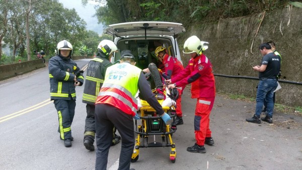 搜救人員將丁男抬上救護車，準備送醫。（記者李忠憲翻攝）