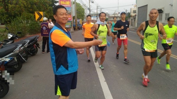 花壇公益路跑活動吸引民眾參加，民代為選手加油打氣。（圖民眾提供）