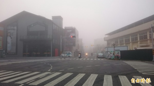 由於濃霧瀰漫澎湖本島，能見度不佳，車輛都開燈行駛。（記者劉禹慶攝）