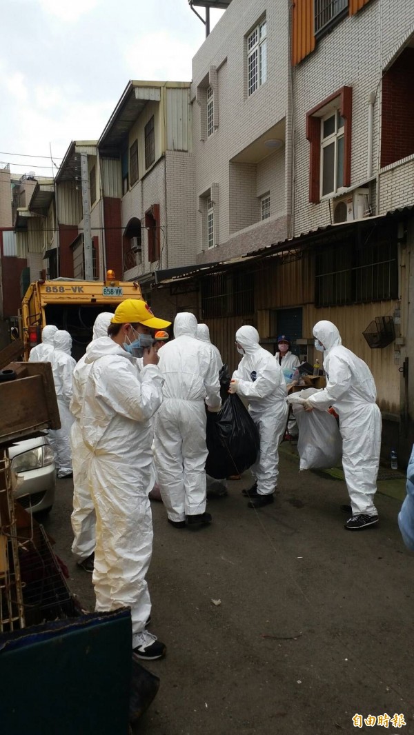 新竹市府跨部門人員穿防護衣進入郭家打掃。（記者蔡彰盛攝）